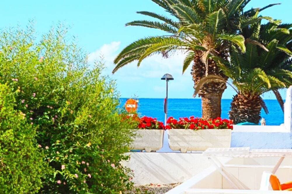 Apartment by the Beach. Ocean view 1