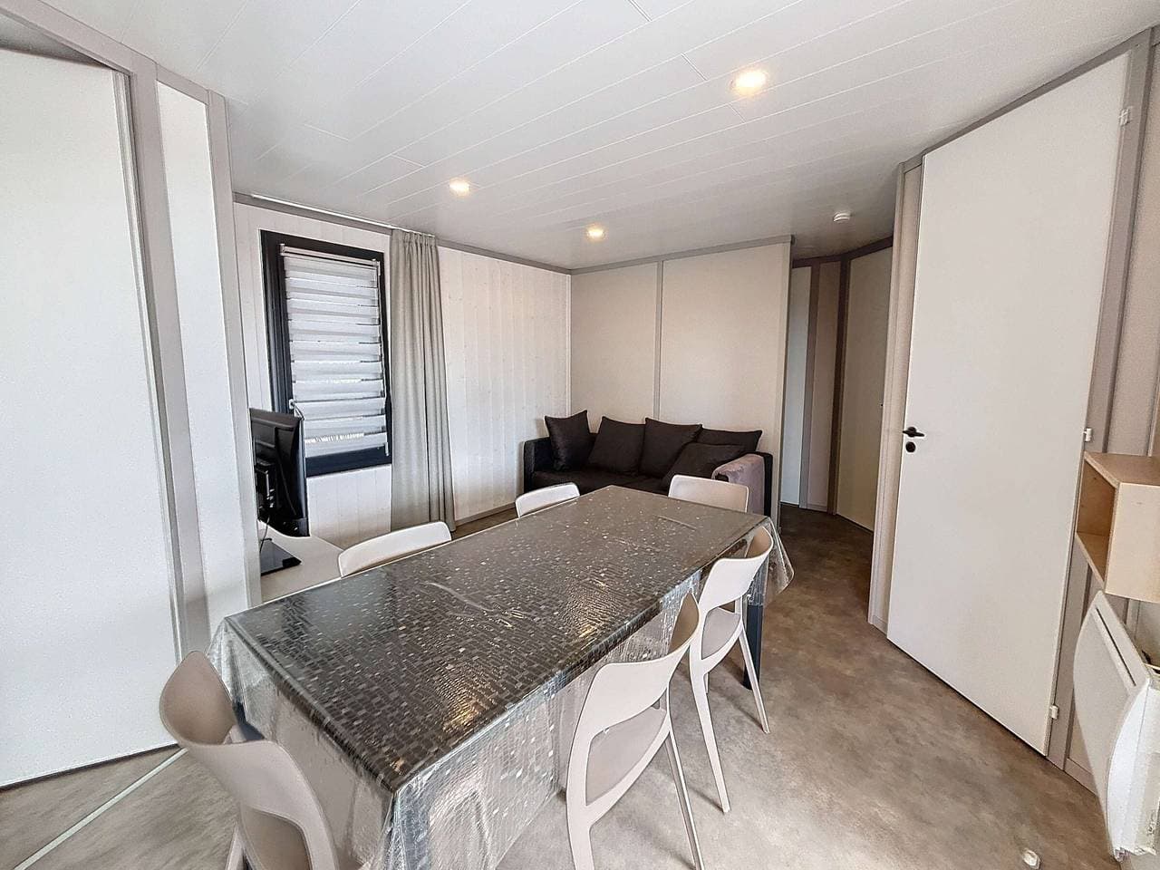 Foto 7 von 36: Luxus-Chalet in Jullouville: 6 Schlafplätze, beheizter Pool, WLAN, Strandnähe