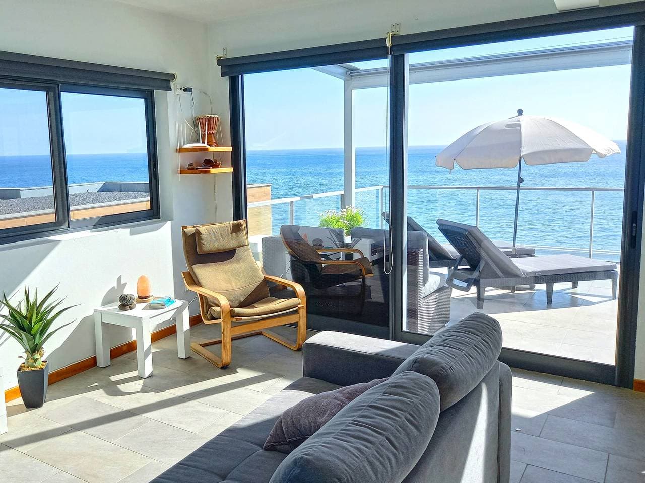 Foto 10 von 43: Ferienwohnung 'The Wave House - Two Bedroom' mit Meerblick, Wi-Fi und Klimaanlage
