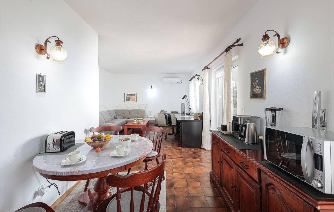 Foto 7 von 34: Charmante Unterkunft, 1,5 km vom Strand entfernt: Stilvolles 70 m² großes Apartment mit Pool und WLAN