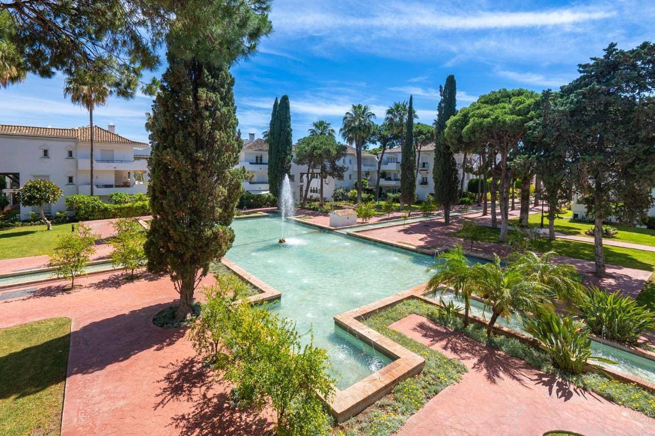 Elegant Marbella Apartment, 5-Pool Oasis, Sunlit Terrace, Garage 1