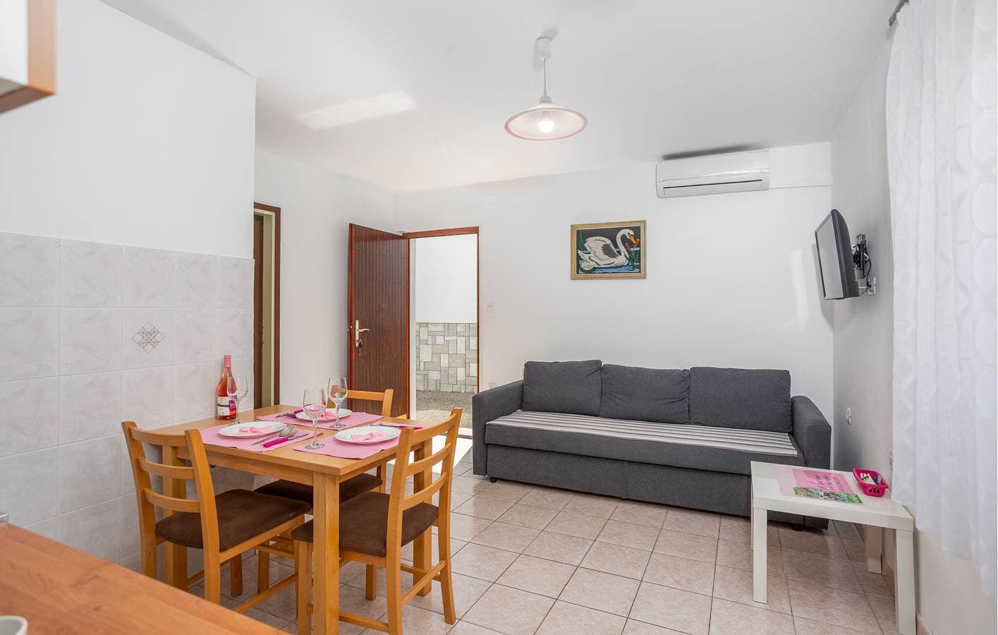 Foto 4 von 24: Gemütliche 1-Zimmer-Wohnung mit Terrasse, WLAN und Parkplatz, 2 km vom Strand Vela Plaža entfernt