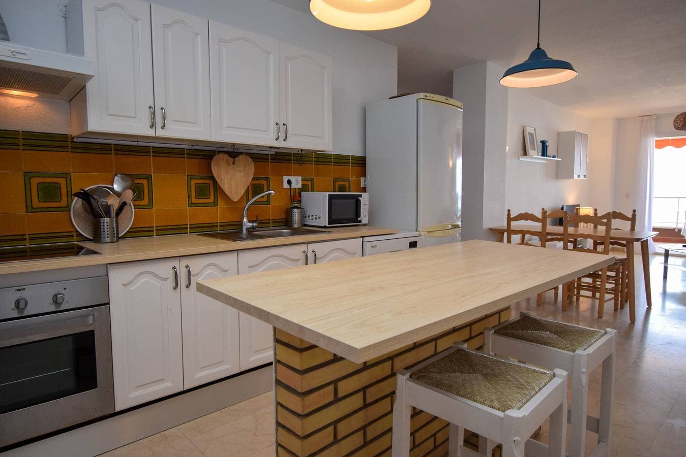 Foto 6 von 26: Ref: 276. 2 bedroom seafront apartment with pool and parking