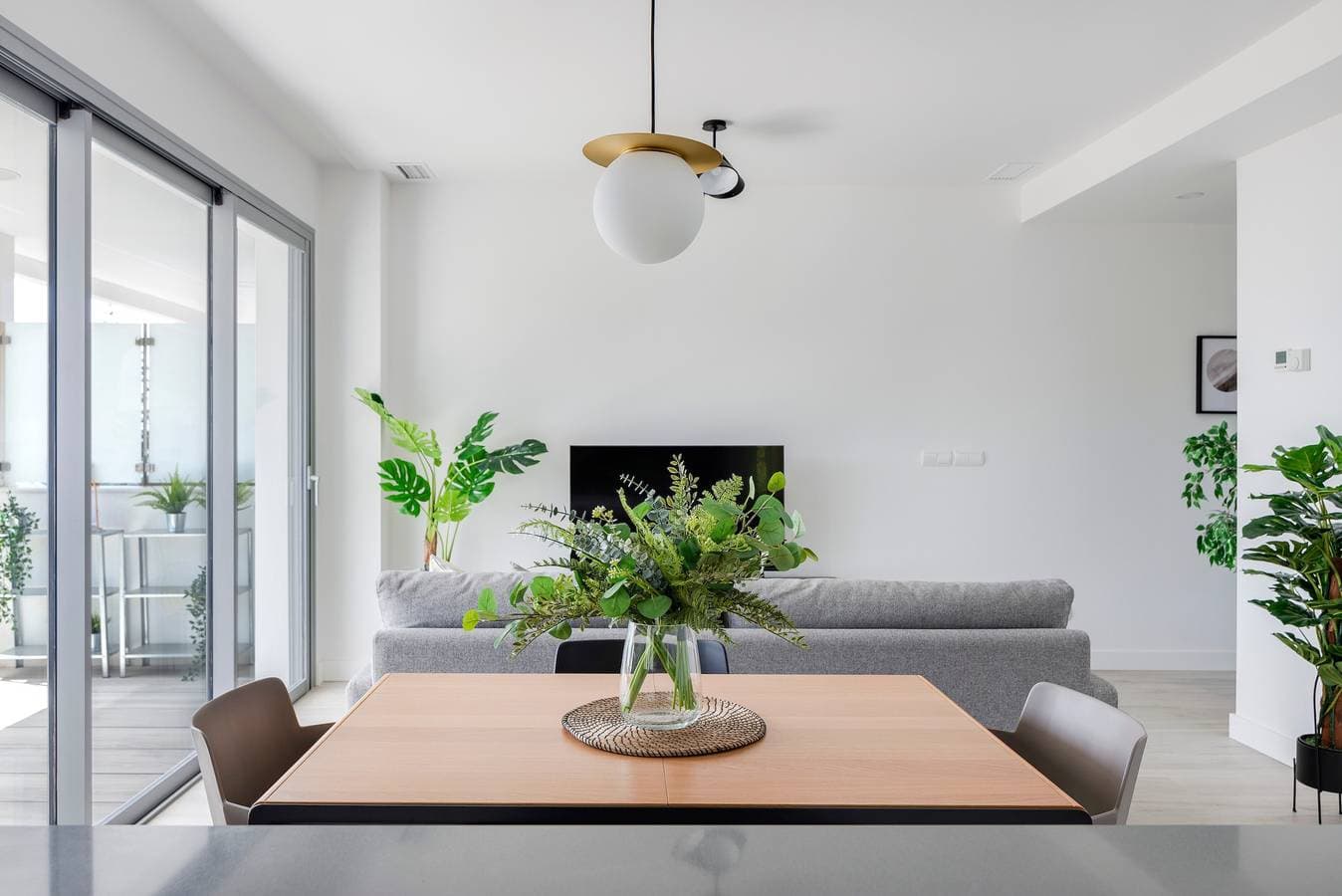 Foto 7 von 29: Zentrale Ferienwohnung mit Blick, gemeinschaftlich genutztem Pool und WLAN
