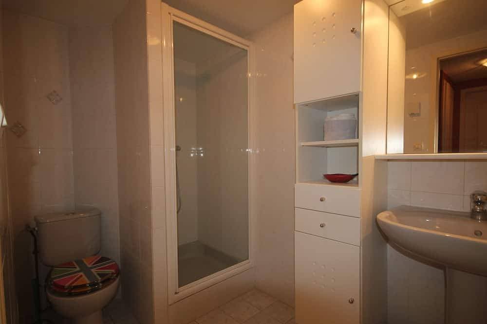 Foto 3 von 8: Schlafzimmer mit Sd im Erdgeschoss einer Villa