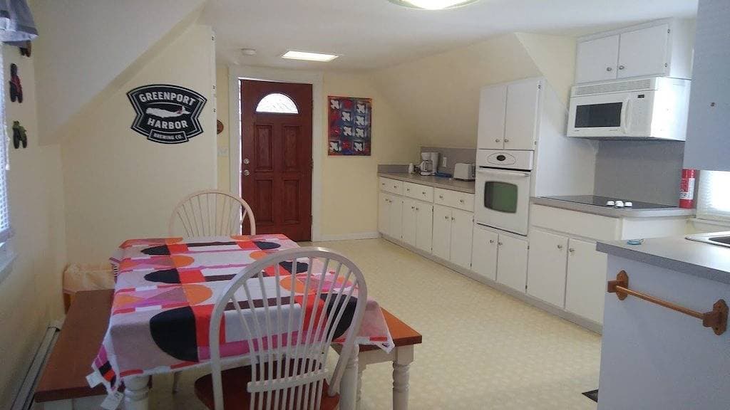 Spacious 1 Bedroom Apt w/King Bed Full Kitchen & Bathroom 1