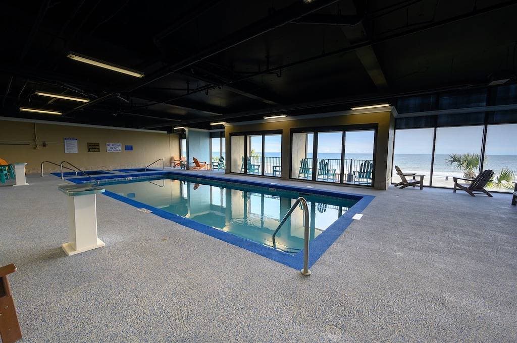 Foto 7 von 50: Heated Indoor Pools, Remodel Oceanfront King bed!