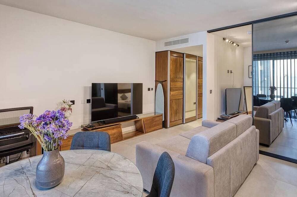 Foto 10 von 30: Official Mercury Suite: Luxury w/ Pool & Balcony