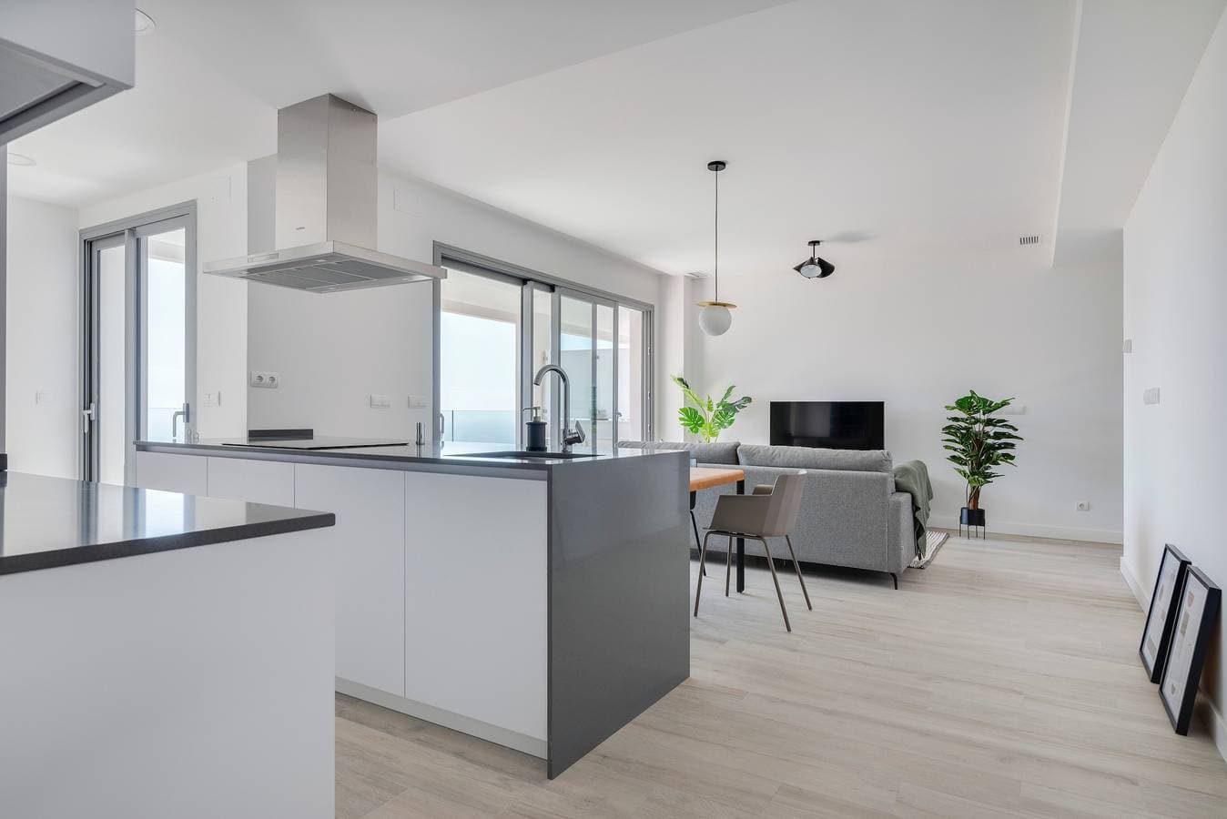 Foto 6 von 29: Zentrale Ferienwohnung mit Blick, gemeinschaftlich genutztem Pool und WLAN