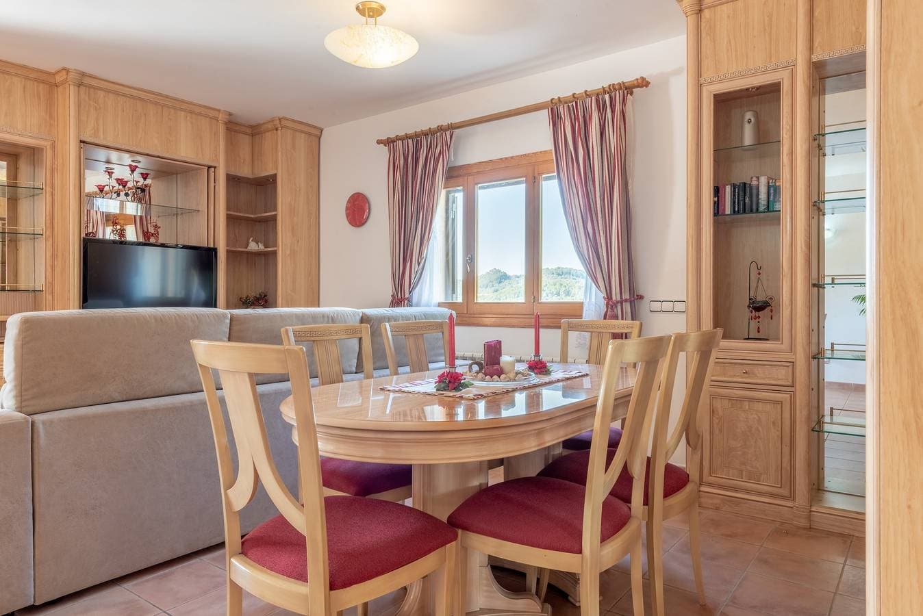 Foto 10 von 27: Gemütliches Ferienhaus "Solluna" mit WLAN, Pool, Terrasse und Garten mit Blick auf die Berge