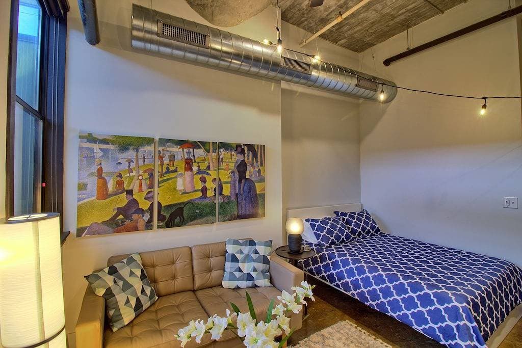 Foto 2 von 17: Chic Ultramodern Minimalist Studio Loft + Patio