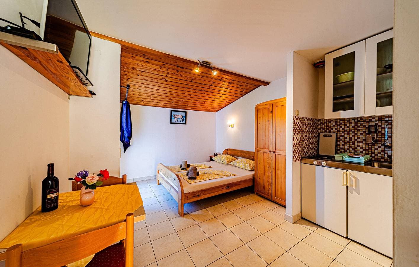 Foto 3 von 17: Gemütliche Ferienwohnung mit Terrasse, WLAN und Parkplatz in der Nähe des Strandes Tri Žala