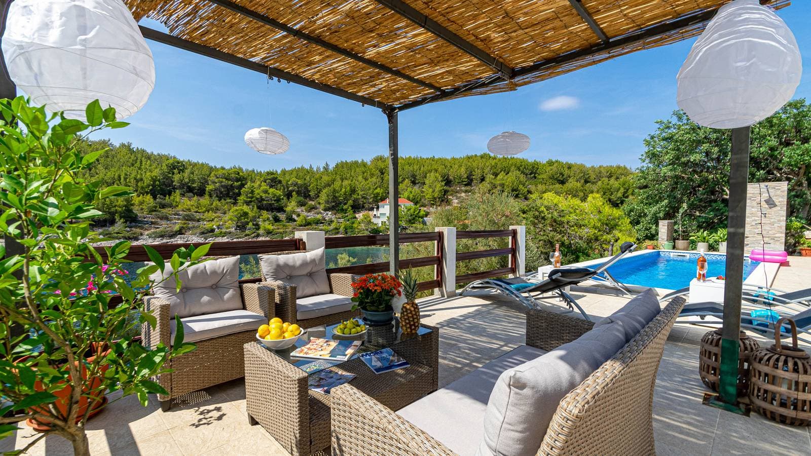 Foto 3 von 37: Waterfront House Arnet by Villas Guide