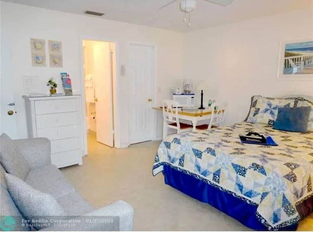 Foto 4 von 10: Apt#4 -Charming relaxing -beautiful Apt-80yard walk to the Beach wBBQ/ Patio