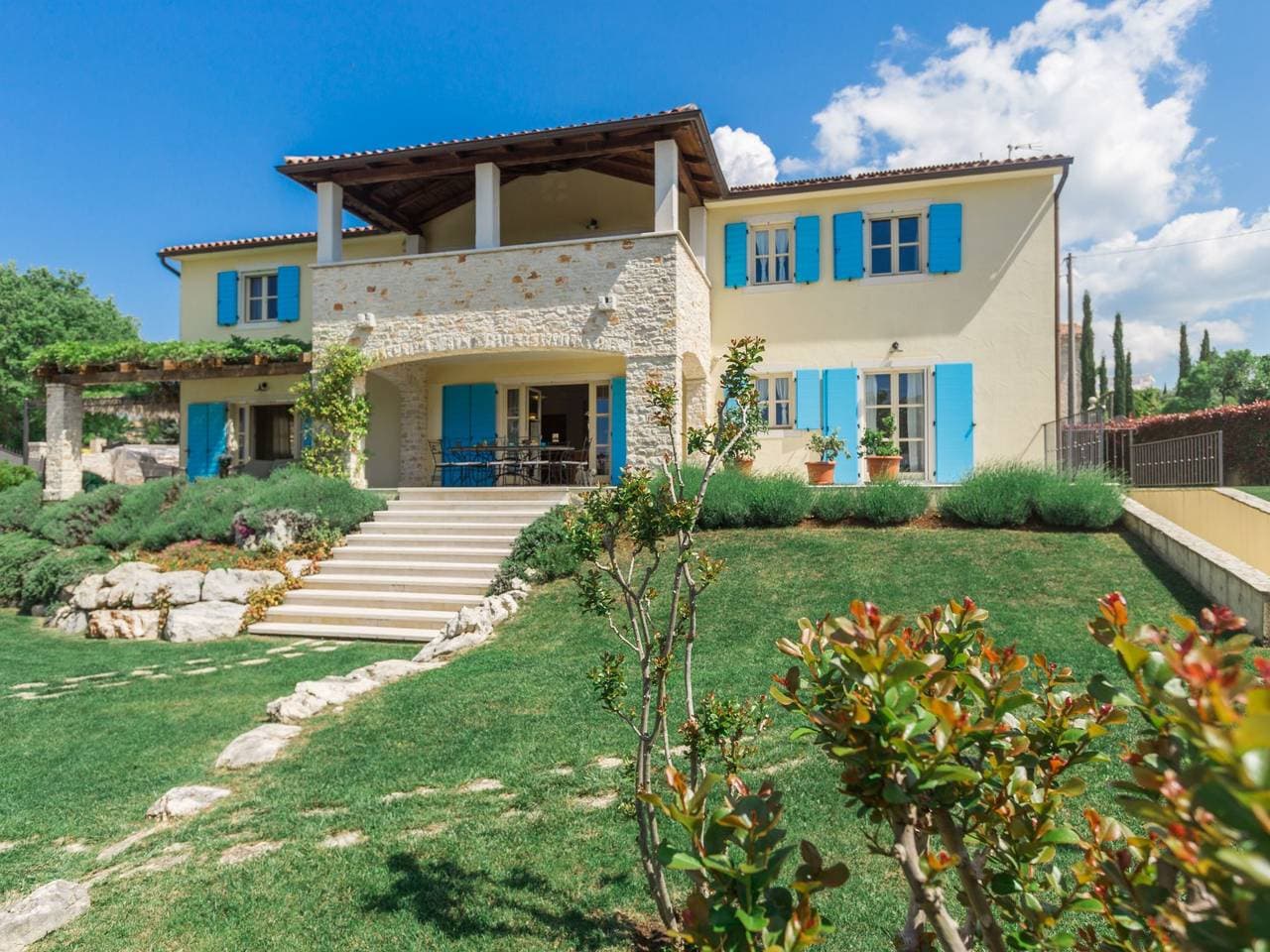 Foto 5 von 55: Villa mit Pool, Garten und Sommerküche