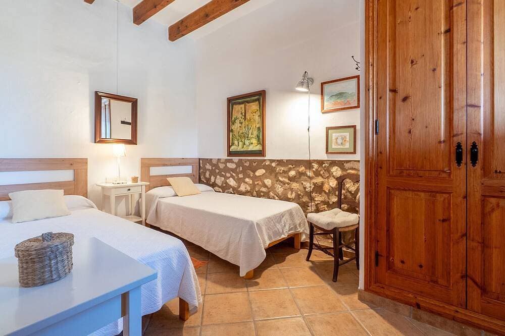Foto 2 von 30: Lovely home in Felanitx with private swimming pool, can be inside or outside