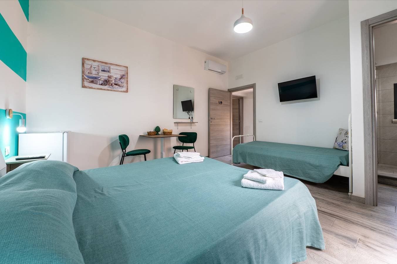 Foto 9 von 23: Zimmer 'Perla Marina – Cattedrale di Sale' mit Balkon, WLAN, Klimaanlage und Gemeinschaftsküche