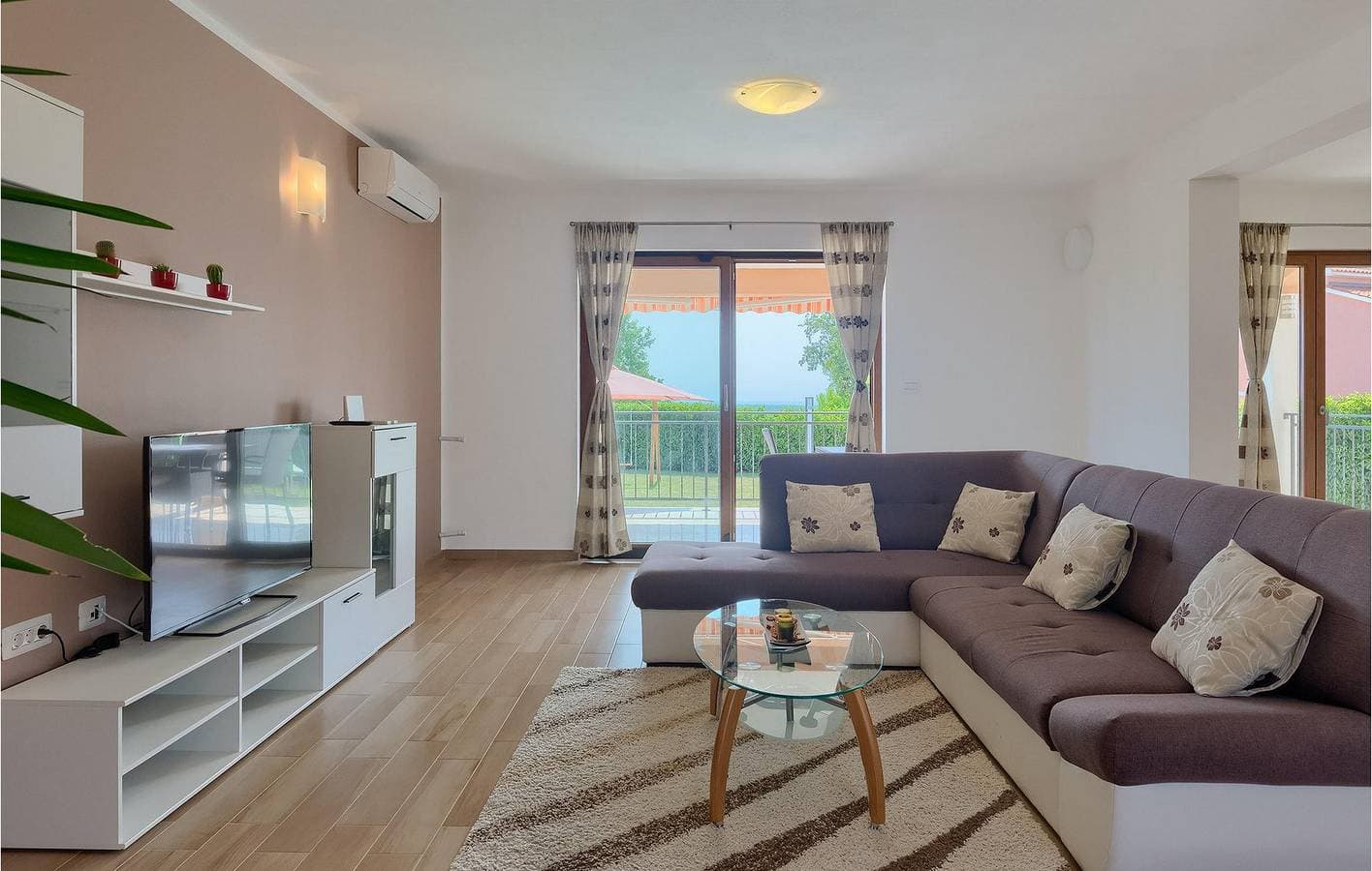 Foto 4 von 49: Geräumige 170 m² große Wohnung mit Pool, WLAN und Parkplatz