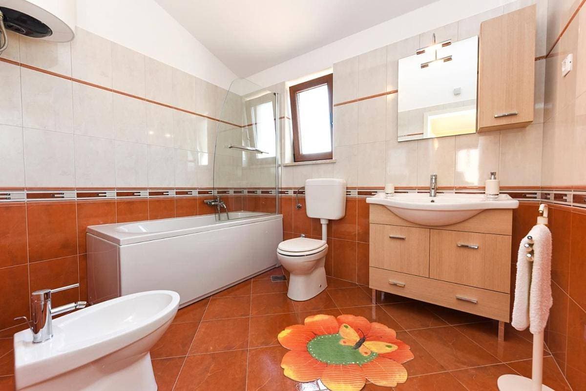 Foto 12 von 18: Sveti Lovrec Pazenaticki Villa Sleeps 6 Pool WiFi