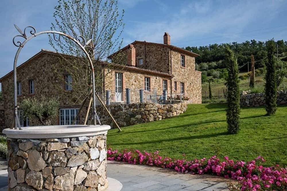 Foto 8 von 30: Splendid Villa with big mediterranean garden. Pool, heated jacuzzi, fishing pond