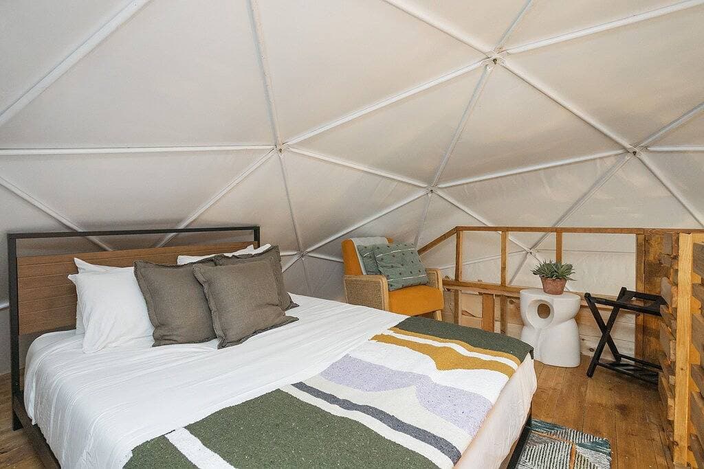 Foto 4 von 50: ✨🥂 Glamping Dome with Full Bath, Kitchen, Fire Pit, & Grill