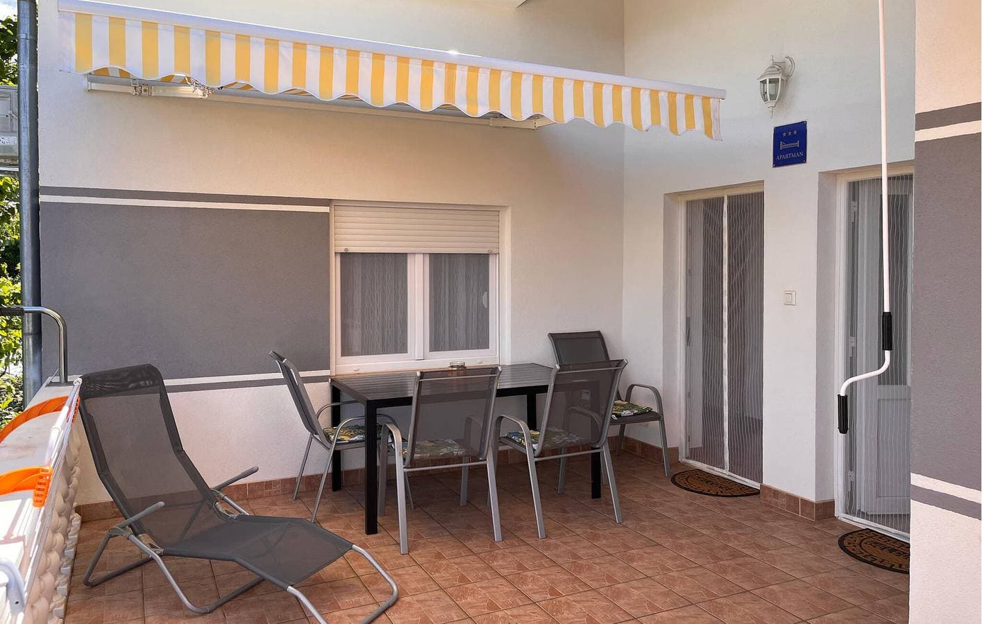 Foto 2 von 30: Modernes Apartment mit Terrasse, WLAN und Parkplatz in der Nähe der Küste und des Stadtzentrums