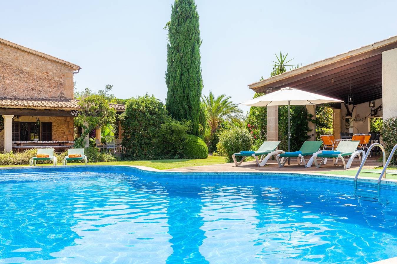 Foto 2 von 38: Mit traumhaftem Bergblick und Pool - Finca Can Curt