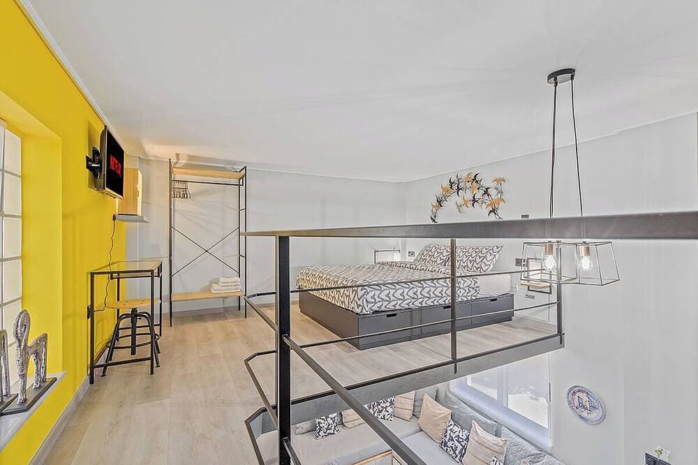 Foto 3 von 23: Charming loft-style apartment just 60 m from Artemida’s long sandy beach!