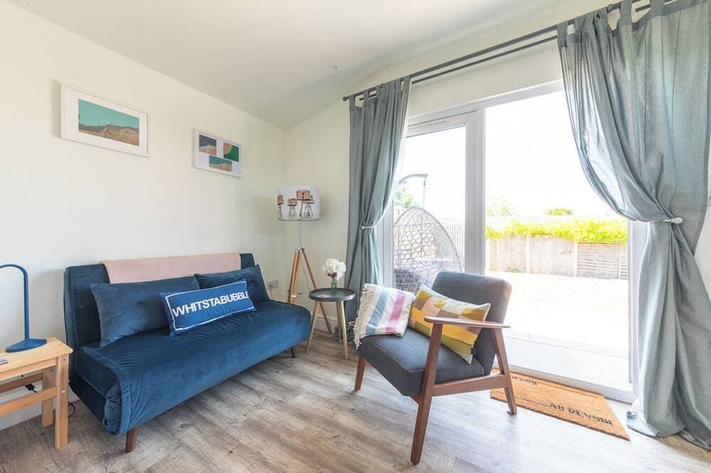 Foto 12 von 17: Pear Tree Cabin provides a wonderful base for exploring Whitstable and the surrounding area, celebrating special occasions, or visiting friends and family. Enjoy the local cusine and stroll back to your comfy cabin to watch the sunset.