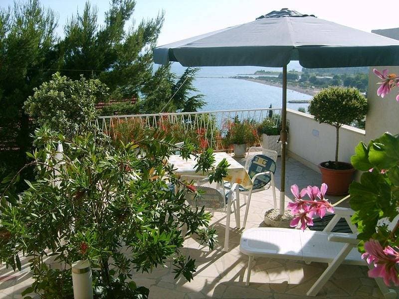Foto 2 von 28: Ferienwohnung in Omiš mit Meerblick, Balkon, Klimaanlage, W-Lan (161-4)