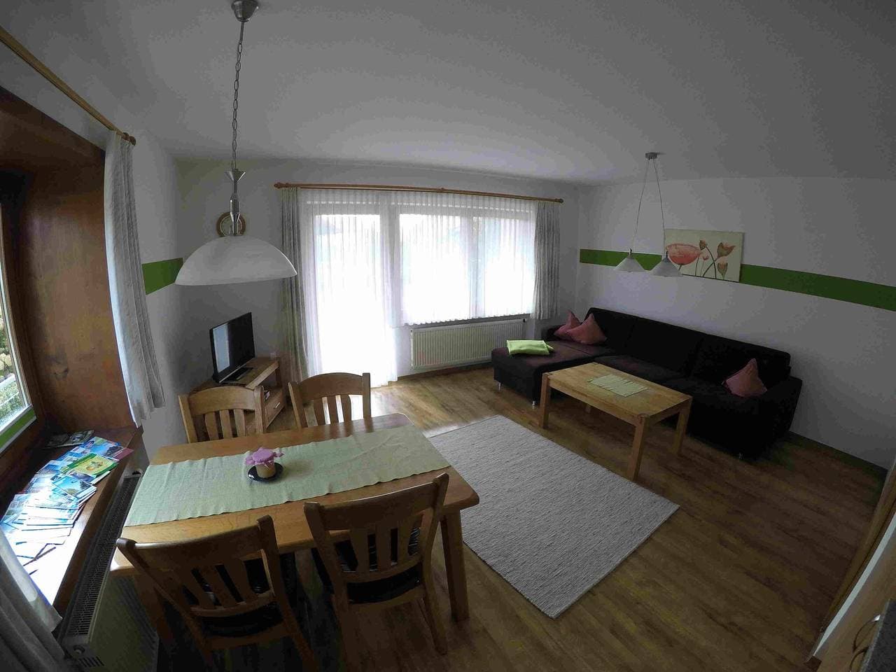 Foto 1 von 26: Ferienwohnung 1 mit privater Terrasse, Gemeinschaftsgarten und Wi-Fi