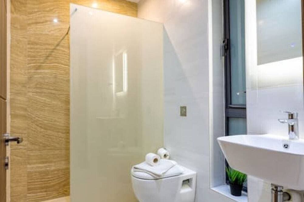 Foto 11 von 27: Spacious home with access  to roof top terrace !