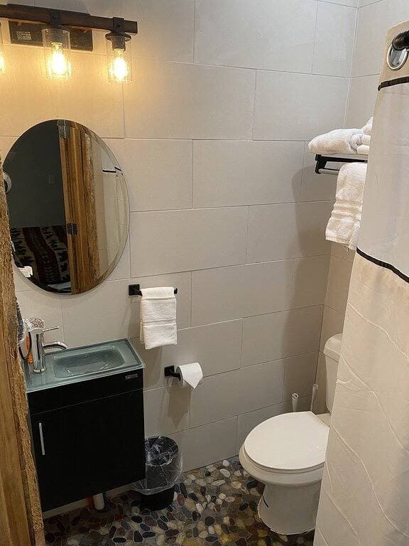 Foto 8 von 13: Fall Trailside Hotel 105: Sleeps 2, 1Br 1Ba Grill Laurel Highlands