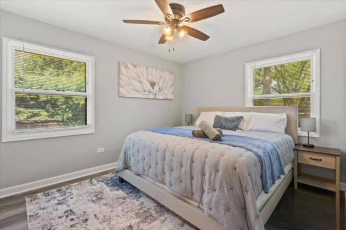 Foto 3 von 22: Comfy King bed Free Wi-Fi Home in Des Plaines