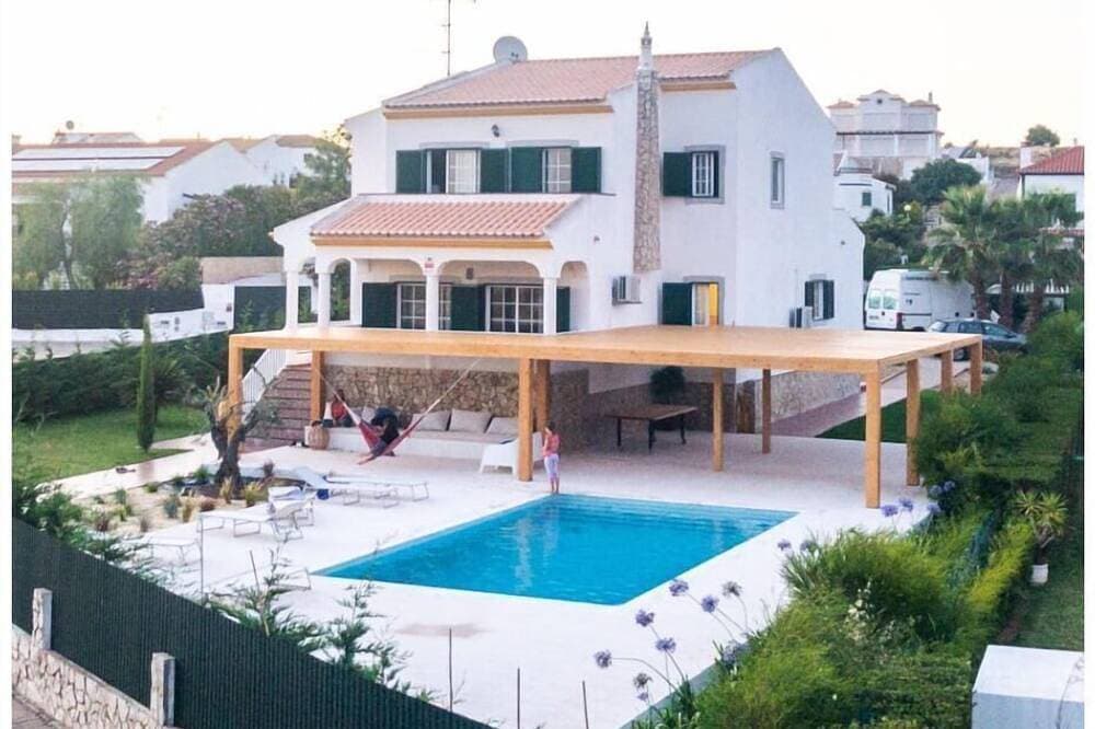 Spacious 2-storey villa with swimming pool and large garden, 6 minutes from Praia Verde. 1
