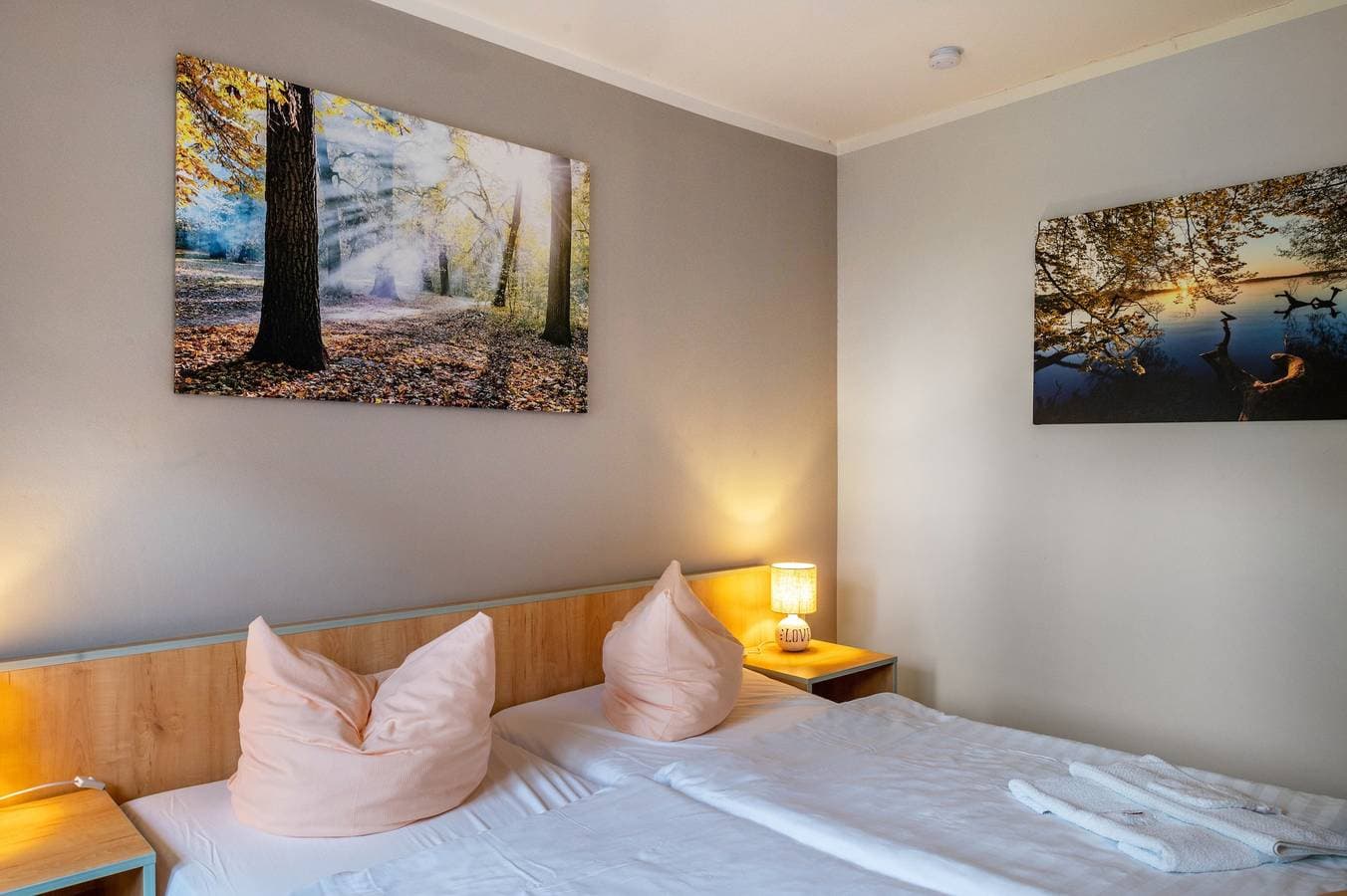 Foto 4 von 29: Einzimmerapartment 'Fewo Inselblick - Am Schweriner See' mit Seeblick, privater Terrasse und Wi-Fi