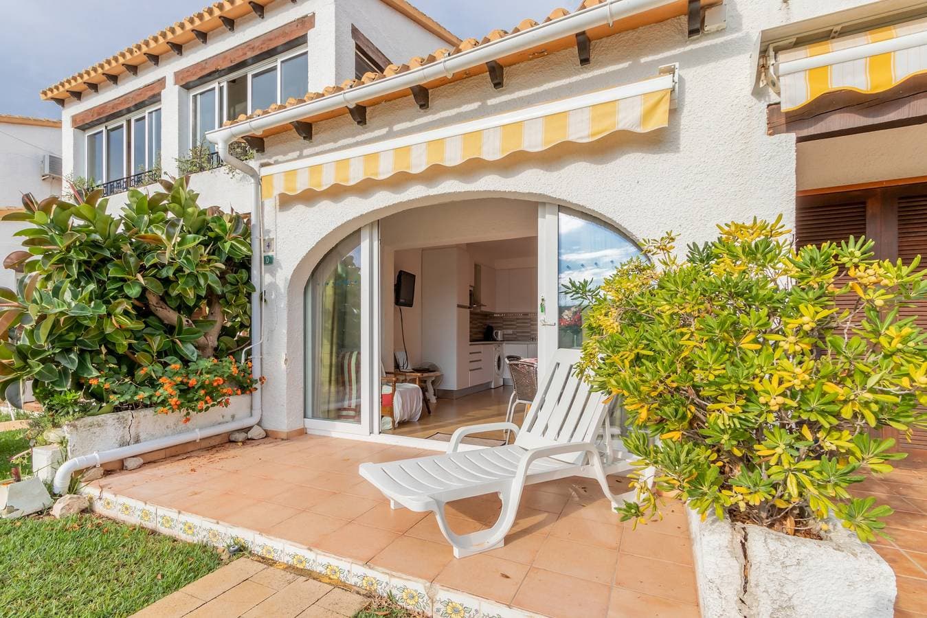 Foto 3 von 22: Gut ausgestatteter 1-Zimmer-Bungalow mit Bergblick, Pool, WLAN und Terrasse