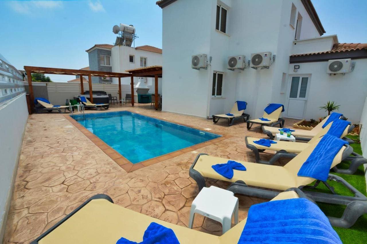Foto 4 von 5: Villa with Private Pool