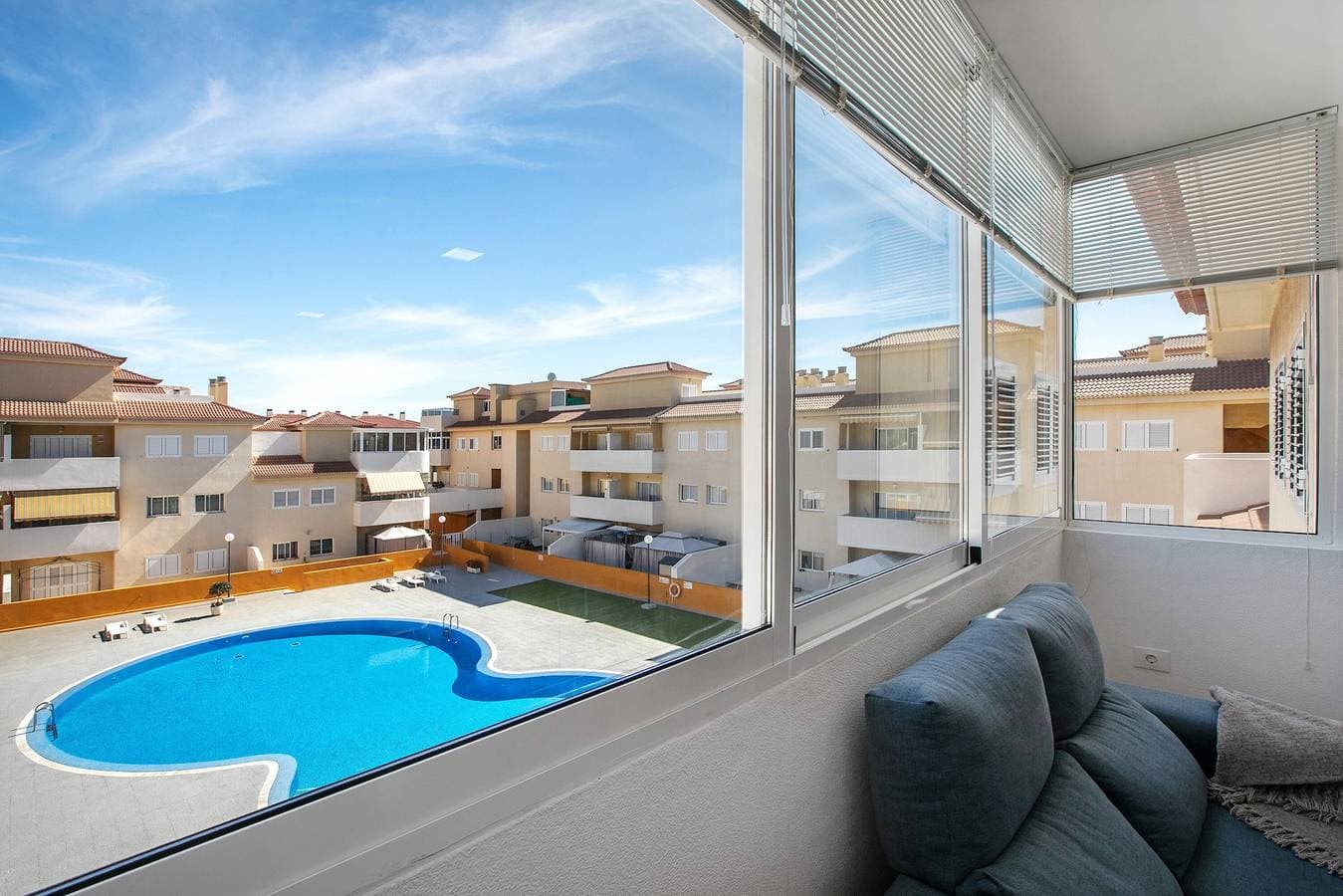 Foto 4 von 28: Ferienwohnung 'Oramas Beach House – Pool & Terrasse', private Terrasse & WLAN