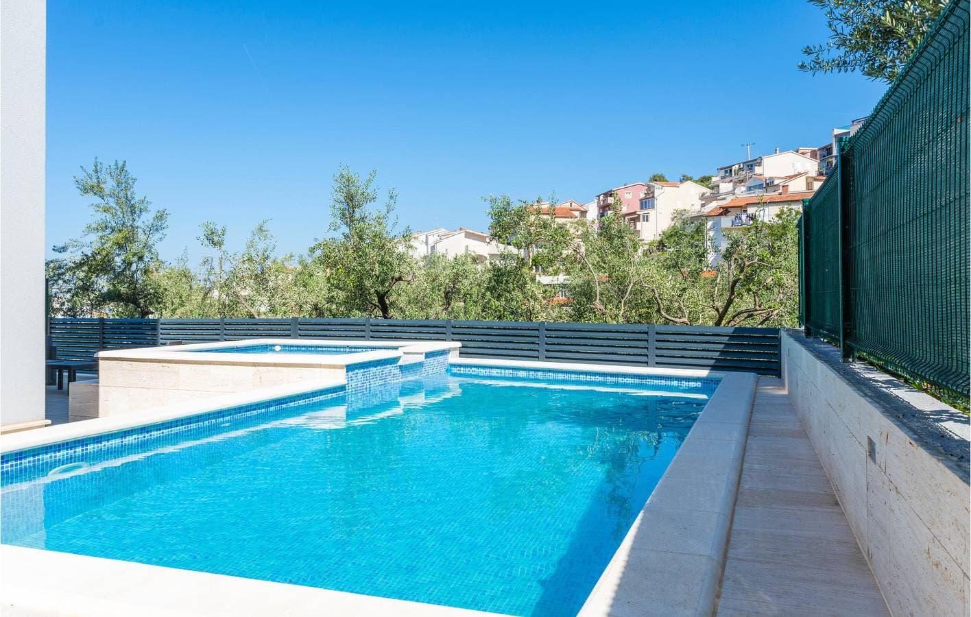 Gemütliche Ferienwohnung mit Pool, Terrasse und 2 km Entfernung zum Strand von Strobec 1