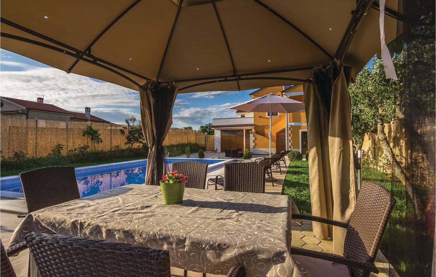 Foto 9 von 33: Gemütliche 1-Zimmer-Wohnung mit Pool und Terrasse in der Nähe von Gračišće