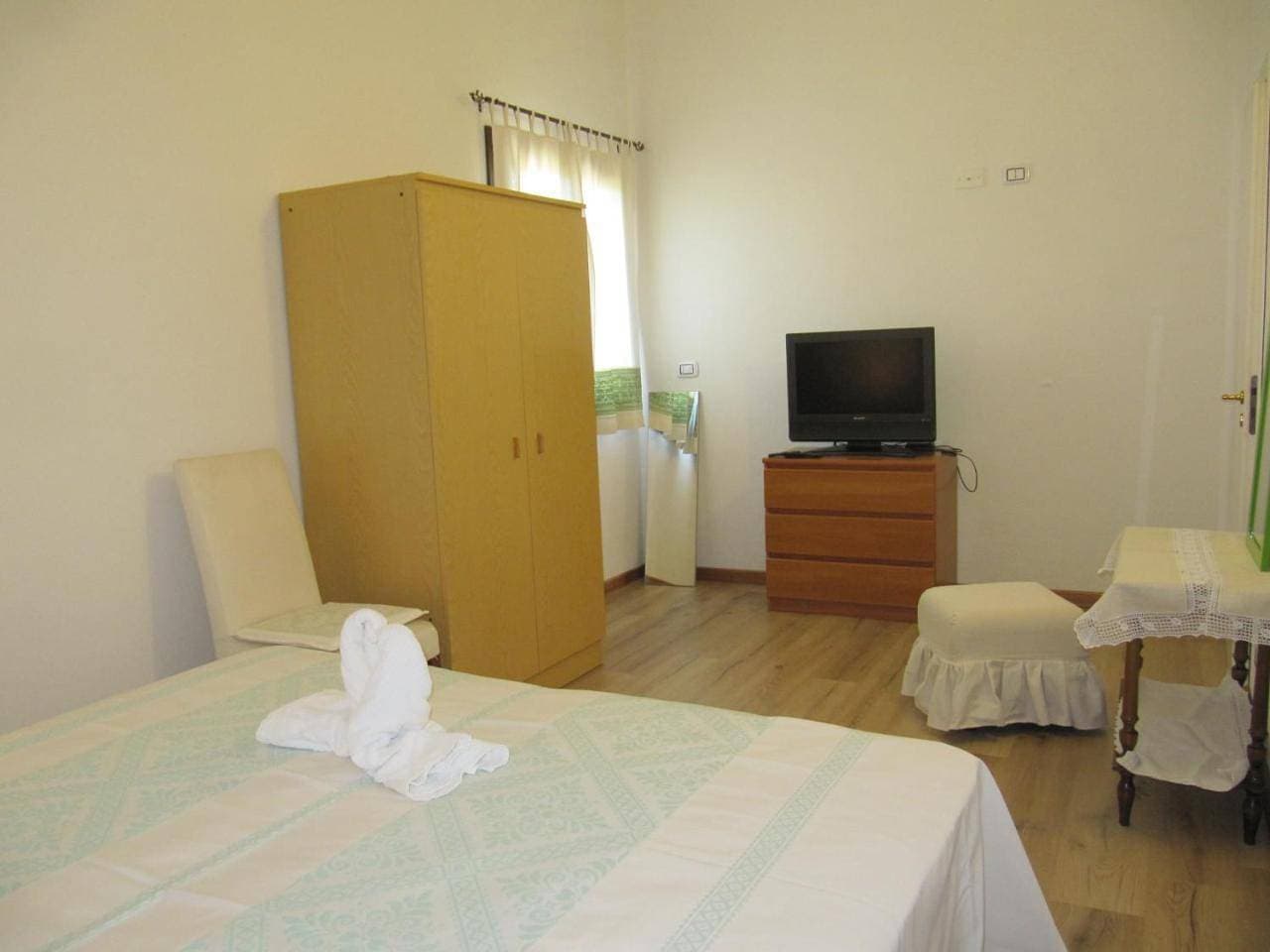 Foto 7 von 13: Double Room with Private Bathroom
