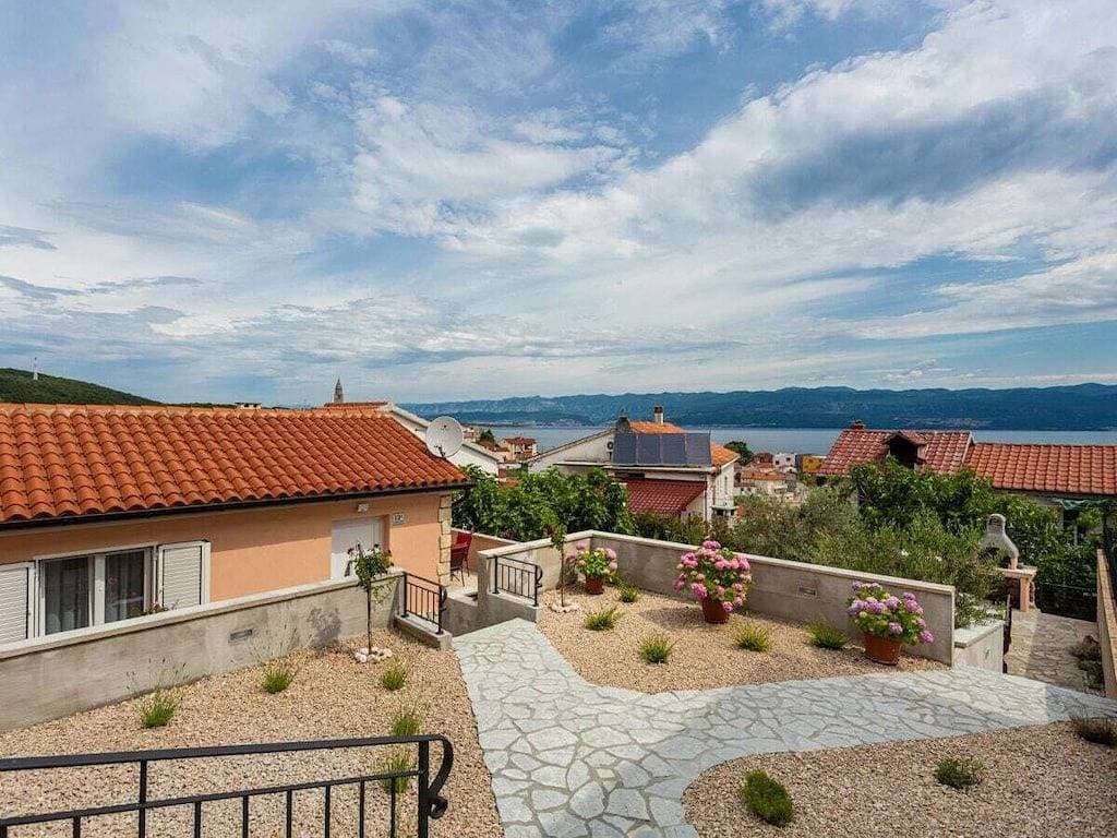 Ferienhaus in Vrbnik mit Schwimmbecken 1