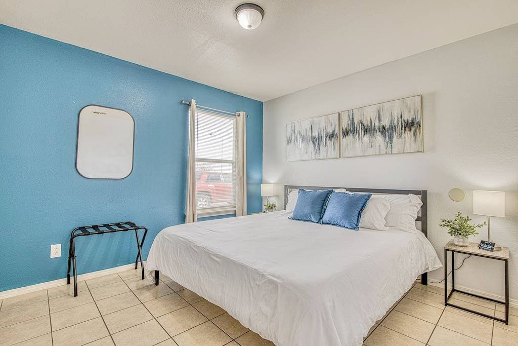 Foto 12 von 19: ✨ By Fort Bliss: 2 King Beds, Fast WIFI, Full Bath, Laundry