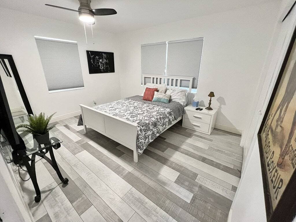 Foto 6 von 24: 2 Bedroom Lovely, Bright & Comfy Walk to Beach - Private, Yard, Parking