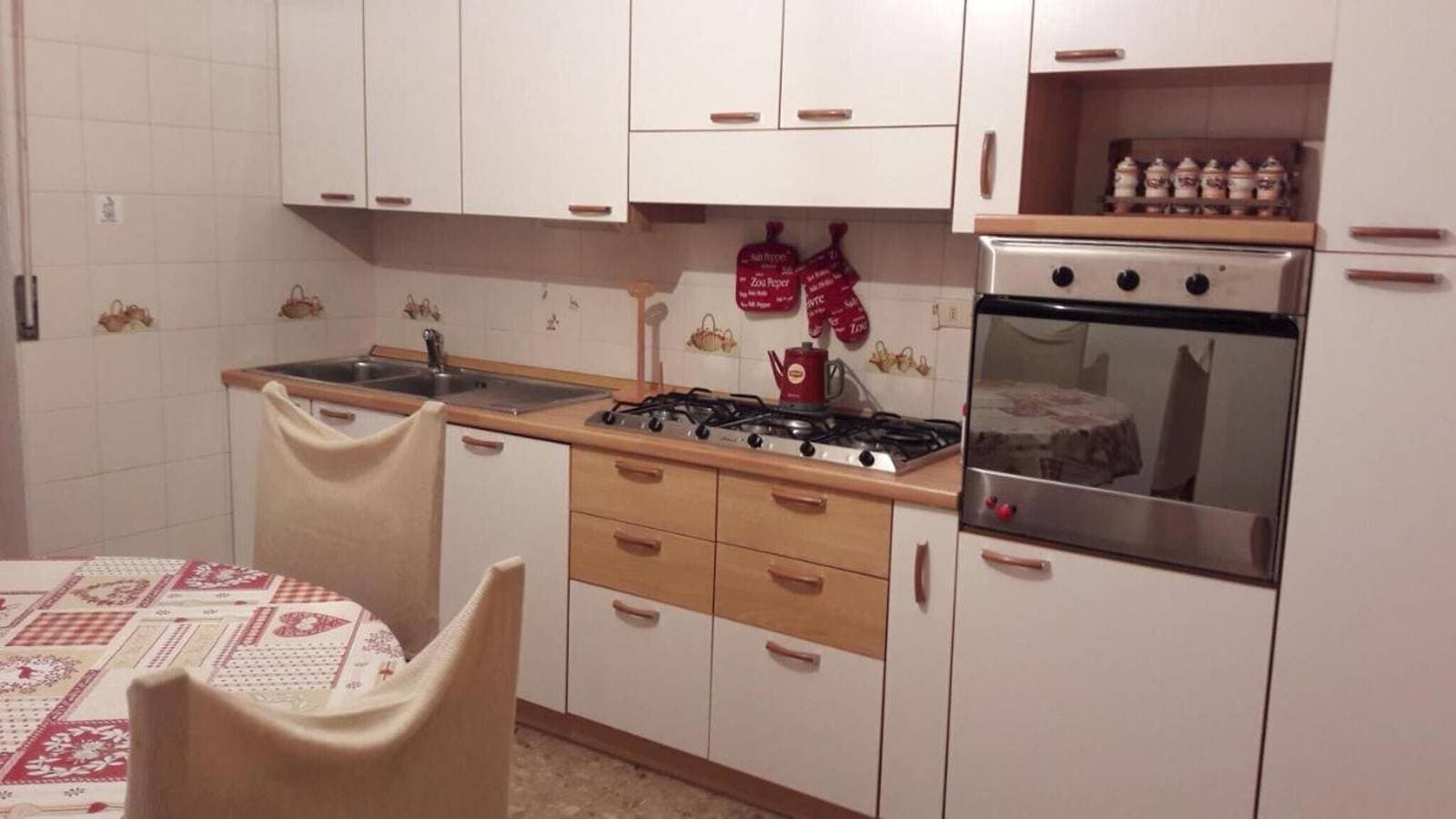 Foto 4 von 24: Ferienwohnung 'Mansarda Le Chateau' mit Bergblick, Gemeinschaftsgarten und Wi-Fi