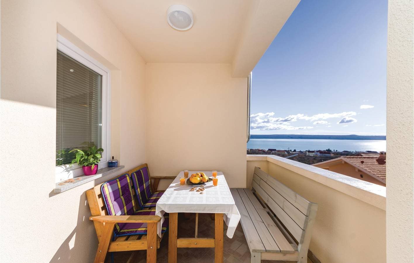 Foto 2 von 32: Apartment am Meer mit Terrasse, Küche und Parkplatz – 2,5 km von Novigrad entfernt