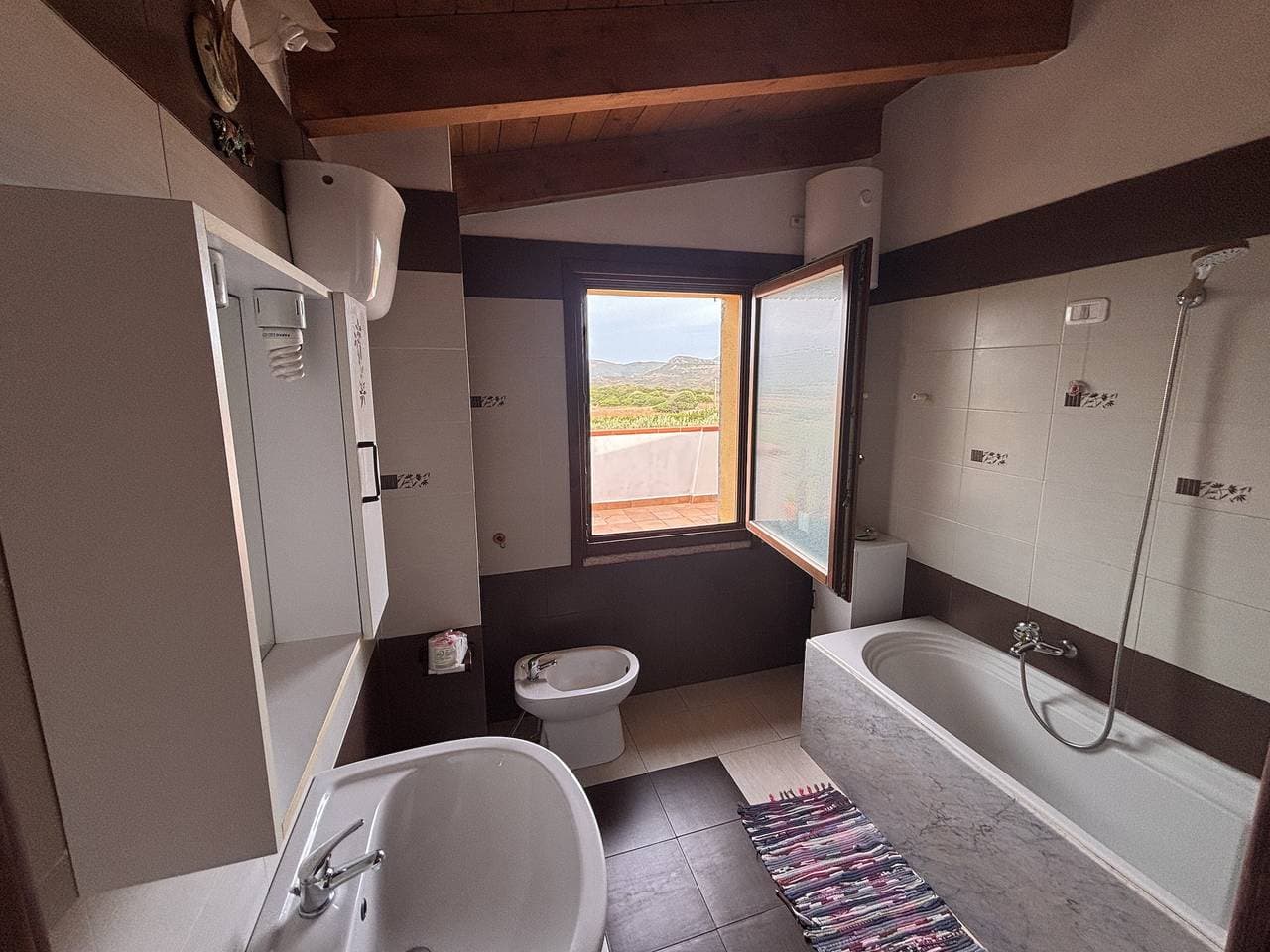 Foto 11 von 43: Landhaus 'Ethnic house & view, Sulcis Relax' mit Bergblick, privater Terrasse & WLAN