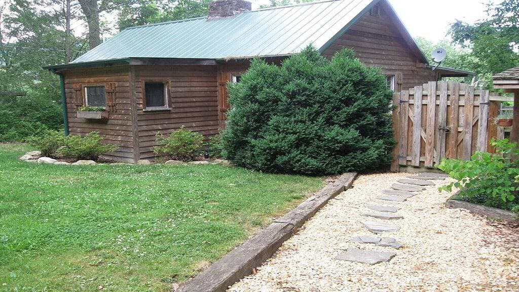 Foto 2 von 15: Rustikale River Cabin, Charming Riverfront, Hottub, 2 Steinkamine, Dock, Ansichten