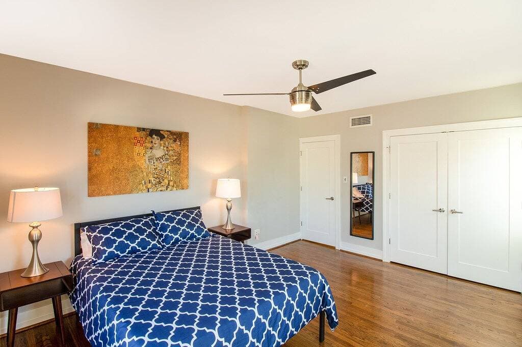 Foto 9 von 28: Chic Minimalist Gem w/ Fenced Backyard + W/D